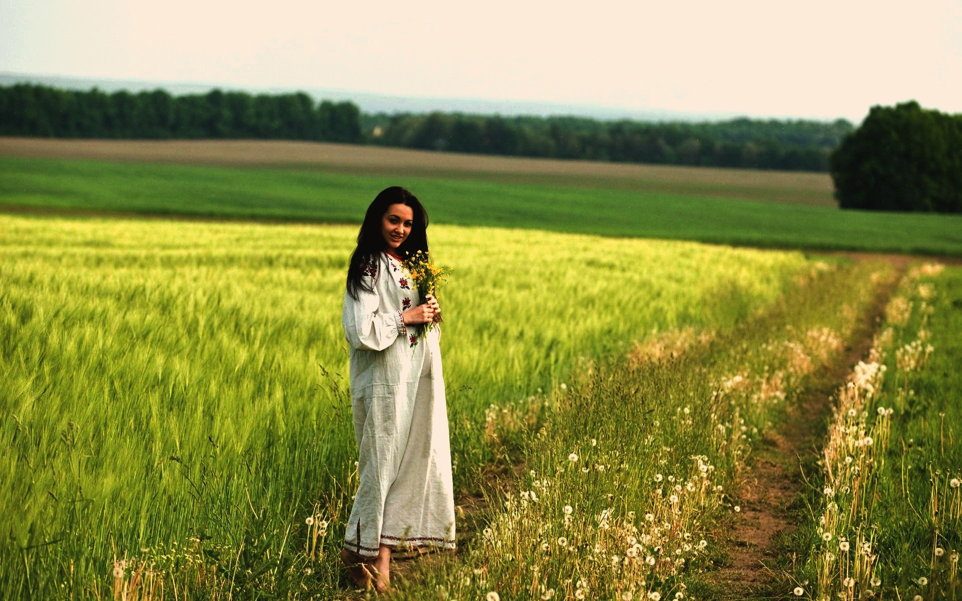 Women in Slavic costumes in Riga