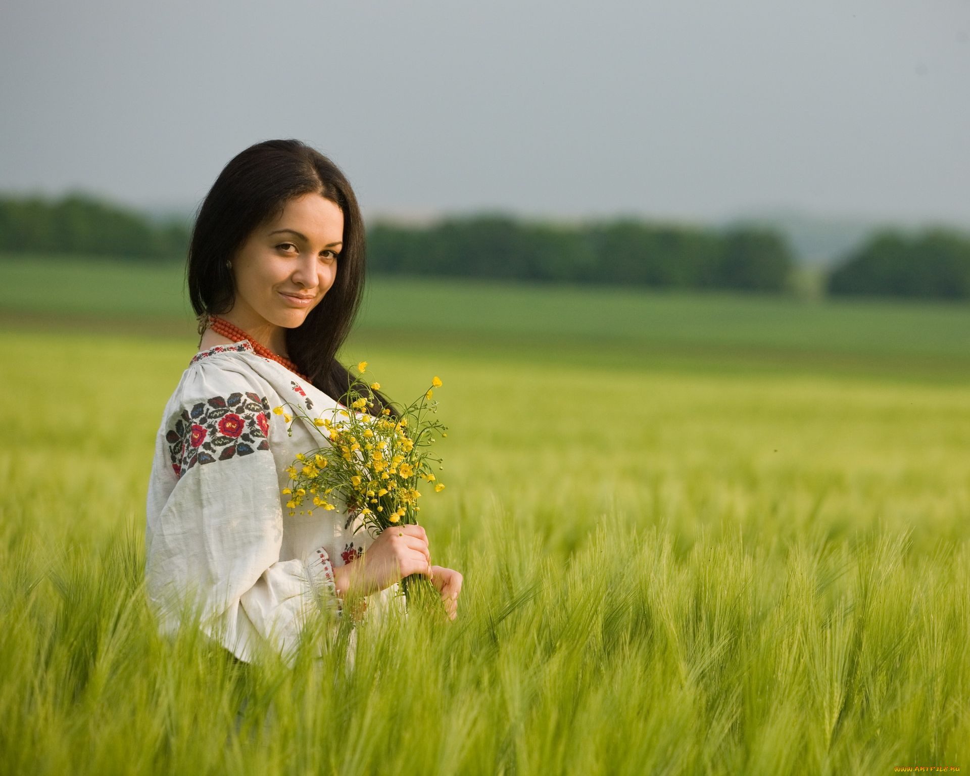 Women in Slavic costumes in Riga