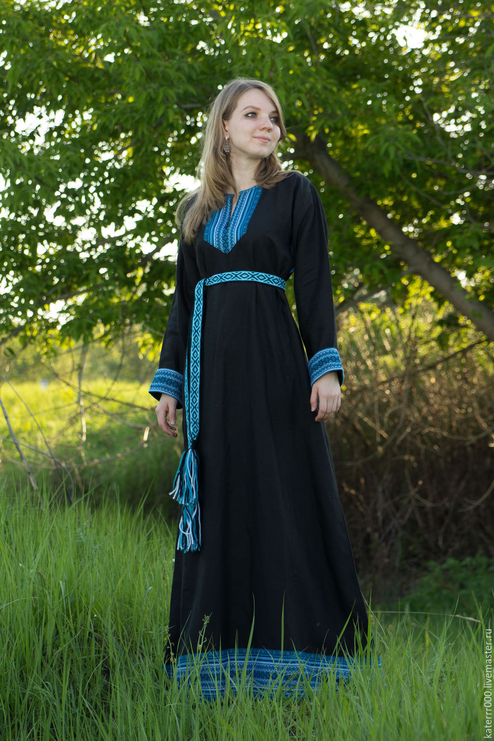 Women in Slavic costumes in Riga