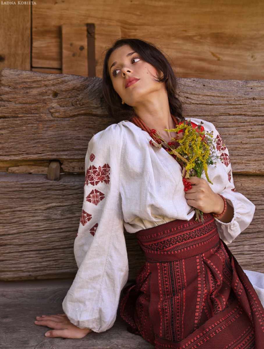 Girls in Slavic costumes in Riga