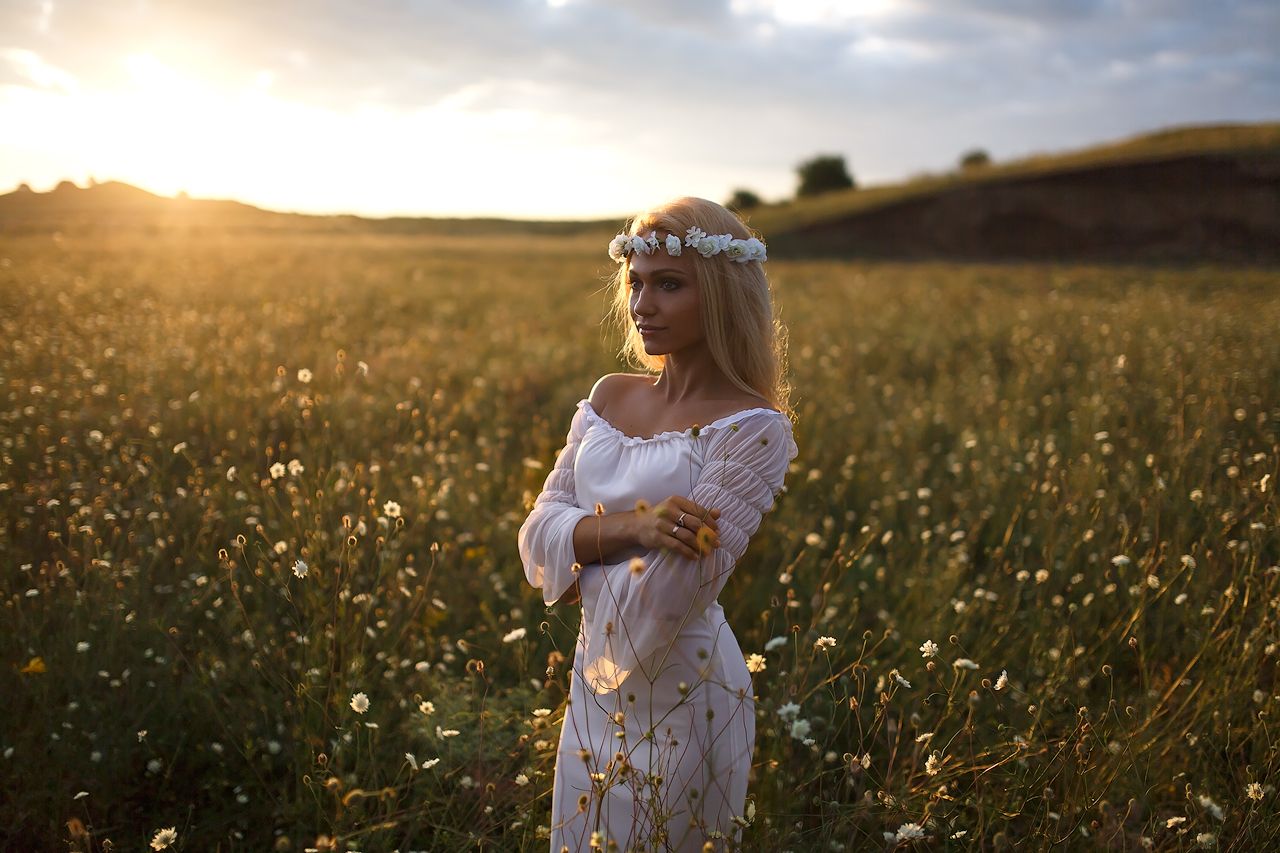 Girls in Slavic costumes in Riga