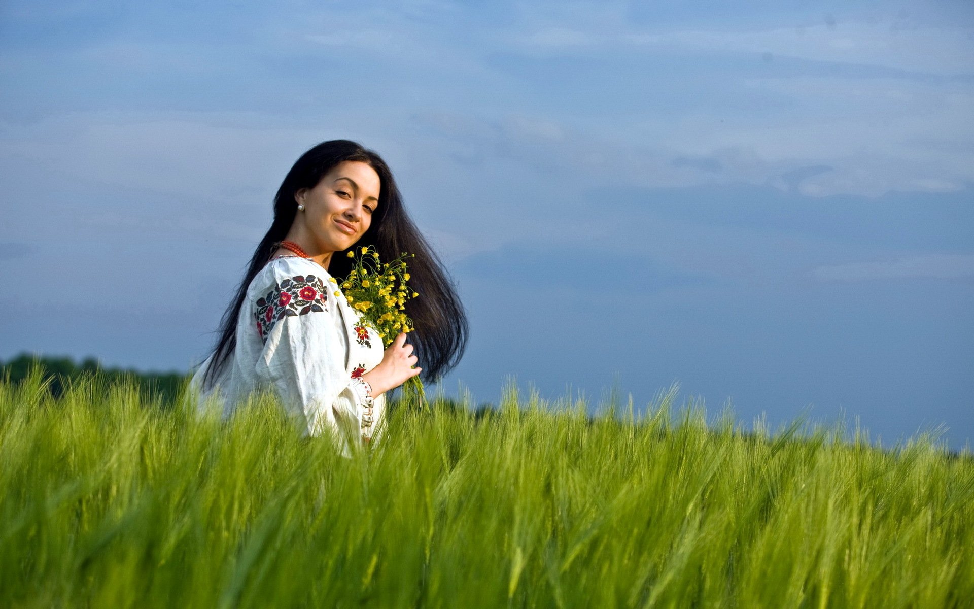 Girls in Slavic costumes in Riga