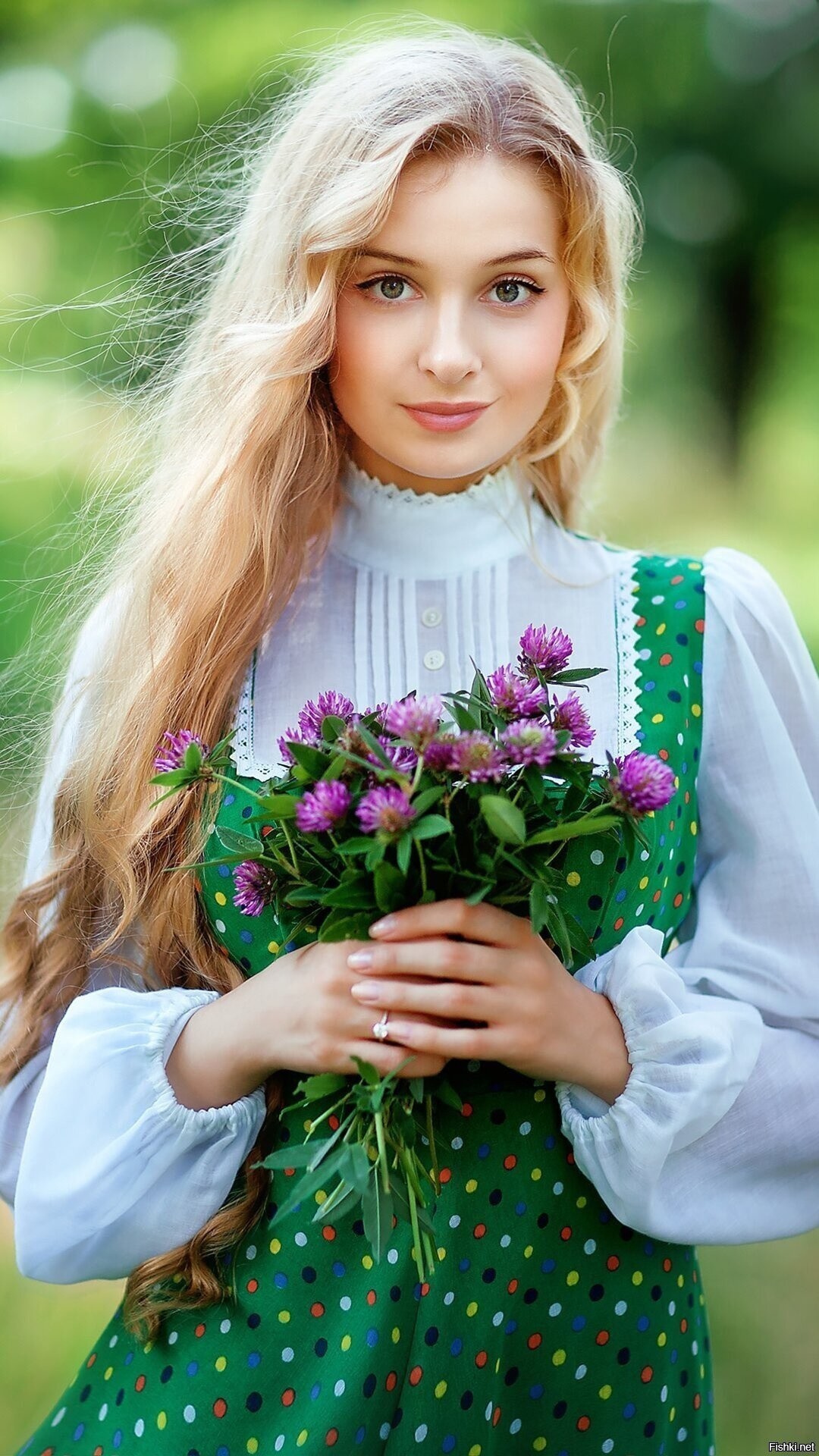 Girls in Slavic costumes in Riga